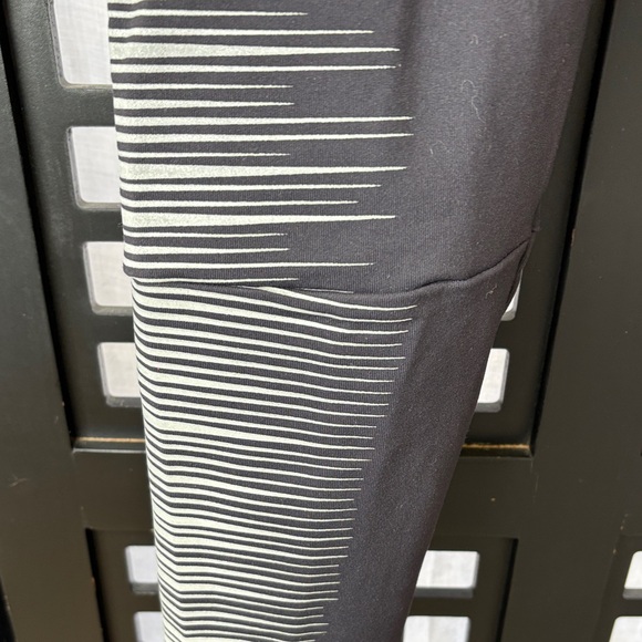 🖤 Nike Dri-FIT/Stay Warm Leggings Black Gray Striped Women NWT Stretch 🖤 - Picture 4 of 17